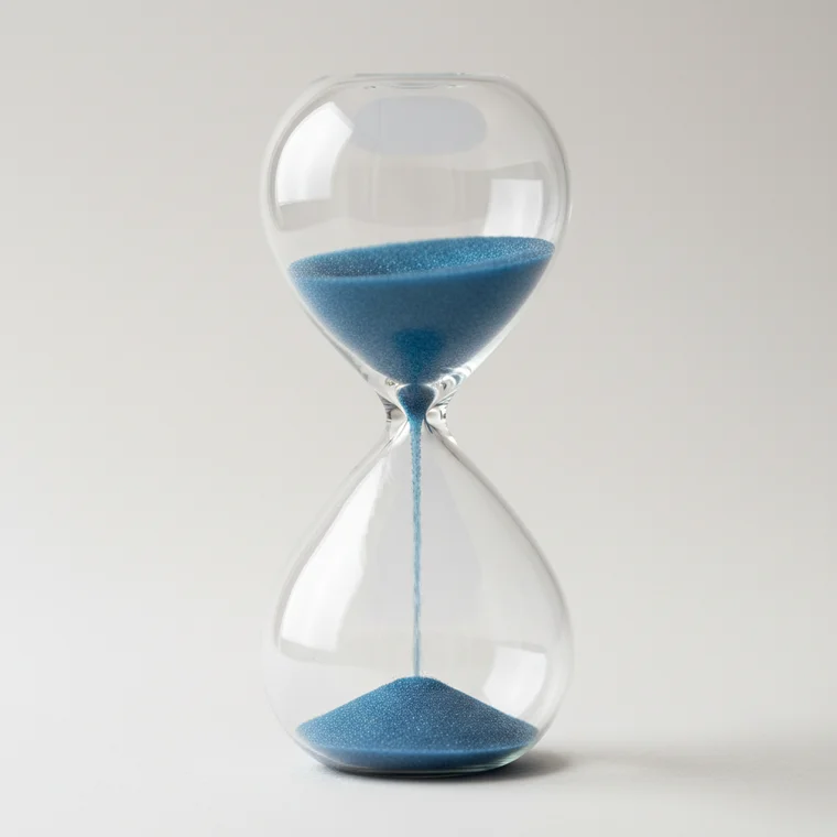 Smartfon z otwartym Instagramem, wykresy zasięgów i twórca analizujący, dlaczego posty na Instagramie tracą zasięgi po kilku godzinach