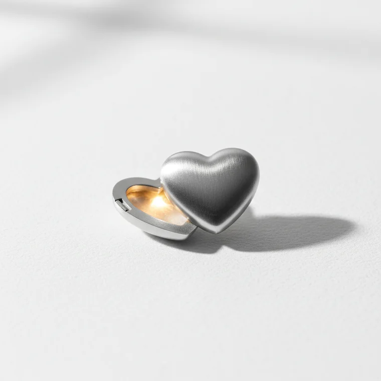 Osoba przeglądająca social media na telefonie, reagująca emocjonalnie na posty, pokazująca dlaczego posty z emocjami mają wyższy engagement