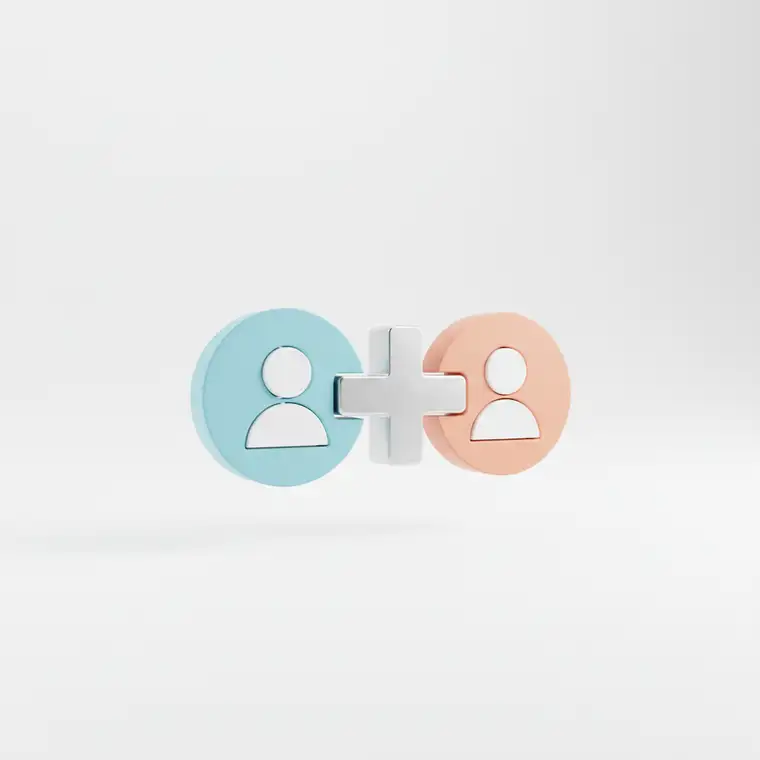 Dwie osoby planujące collaboration post na Instagramie przy laptopie, omawiające strategię zwiększania zasięgów marki