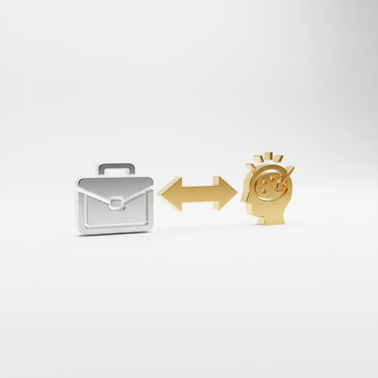 Osoba analizująca statystyki social media na telefonie i laptopie, zastanawiająca się kiedy warto przejść na konto twórcy z konta biznesowego