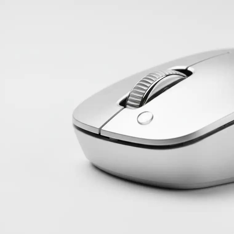 Kolaż social media z telefonem w dłoni, zatrzymanym ruchem scrollowania i wyróżnionym postem, ilustrujący działanie scroll stopping content w feedzie