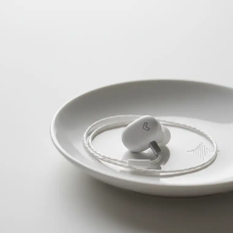 Osoba słuchająca voice contentu w słuchawkach podczas aktywności w ciągu dnia, ilustrująca rosnące znaczenie treści audio w social media