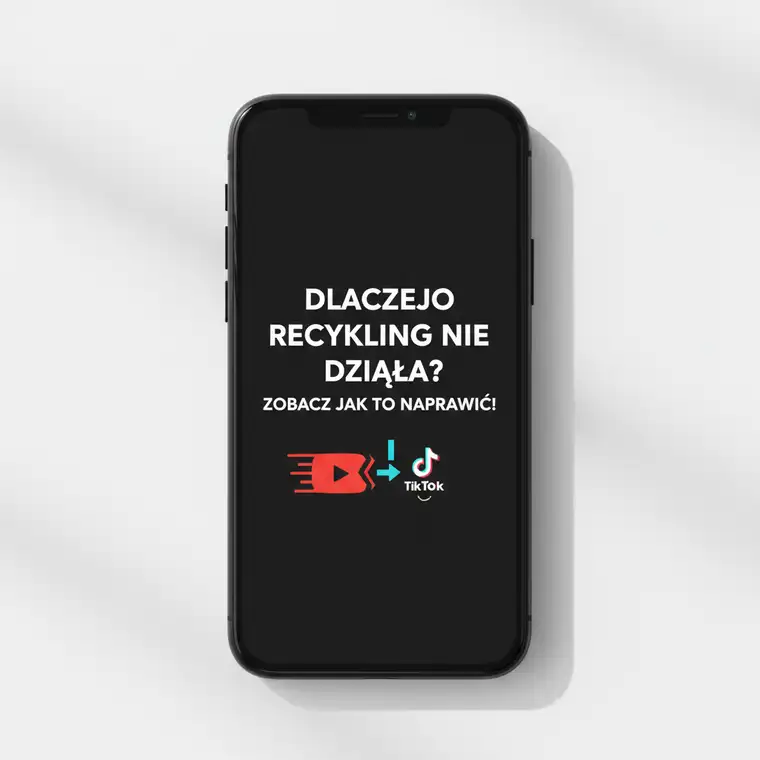 Twórca przerabiający wideo z YouTube na pionowy format TikTok przy komputerze i telefonie, pokazujący skuteczny recykling treści