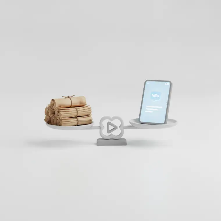 Mała marka planująca content recykling i tworzenie nowych postów w social media na laptopie i telefonie, strategia marketingowa na biurku