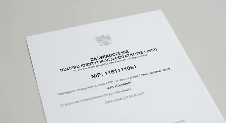 Konto firmowe i prywatne w praktyce - różnice w danych rejestrowych, NIP-ie, fakturach i rozliczeniach na platformach